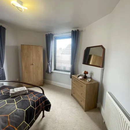 Impeccable 4-Bed Home Away from Home in Swindon