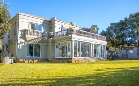 1945 on Kloof Guesthouse Отели рядом с достопримечательностью «Карлтон-центр»