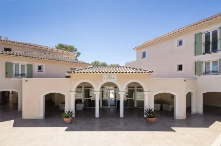 Garden & City Six-Fours-Les-Plages Отели рядом с достопримечательностью «Parc Aventure de la Coudou»