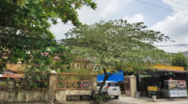 Yellow House Hotel di Padang Bulan Selayang II