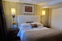 Wisconsin Treehouse Getaway! Hotels in Racine