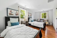 Blackberry: Private Home with Jacuzzi Year-Round Hotels in Springs