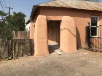 Casa de San Pasquale, 1800s restored terones adobe Hotel in zona ABQ BioPark Botanic Garden