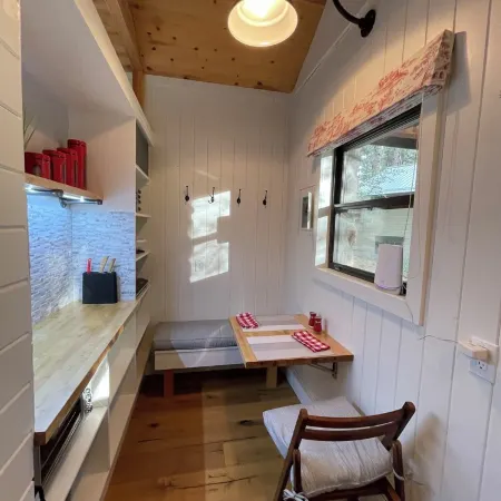 Riverstone Cottage, Bright and Airy Forest Retreat