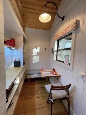 Riverstone Cottage, Bright and Airy Forest Retreat