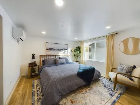 Pet-Friendly Luxury Retreat: Two Bedroom, Two Bathroom Oasis with King Beds.