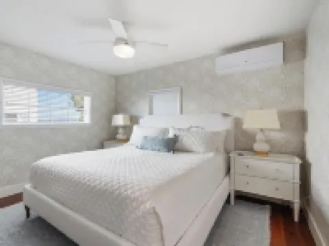 Downtown 2nd Floor Apartment with Dramatic Lake Views. Hotels in Petoskey