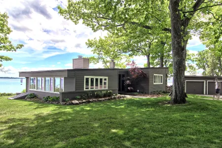 Secluded Oasis with Majestic Water Views - Stunning Retreat Отели рядом с достопримечательностью «Деянг Нэчурал Арея»