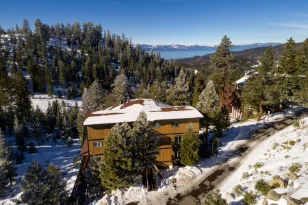 Gorgeous Lake and Mountain Views - Charming Ski Retreat Отели в г. Кингсбери