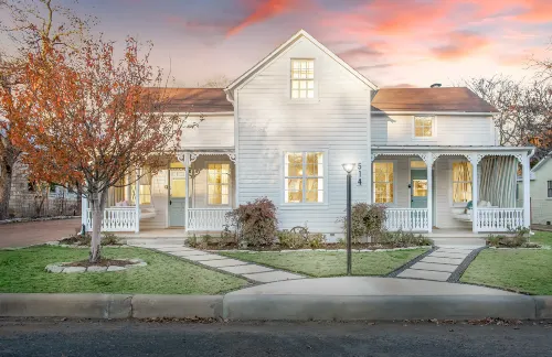Private Hot Tub and Cozy Gas Fireplace - Charming Romantic Retreat
