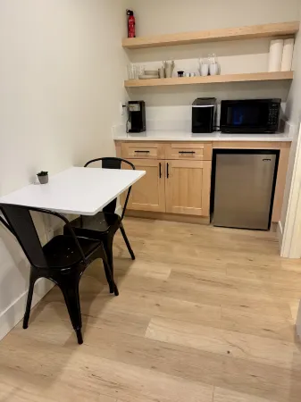 Charming Getaway with Kitchenette and Wi-Fi - Modern Comfort Retreat