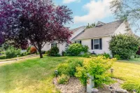 Majestic Home by the River Pool Table and Fire Pit Hotels in Post Falls