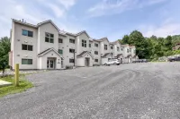 Ski-in/ski-out condo near the slopes with pool, fast WiFi & garden-level patio 슈거부시 리조트 주변 호텔