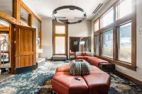 Ski-in/Ski-Out Access with Private Balcony and Amenities - Charming Haven Hôtels à : Comte de Summit
