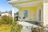 Dog-friendly oasis with central AC, patio & fenced yard - walkable location Hotels in Thunderbolt