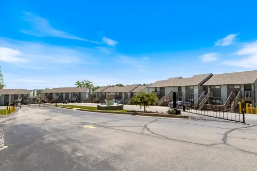 1st-floor condo with incl. boat slip & lake-view deck + on-site pools & hot tub Hotel a Village of Four Seasons