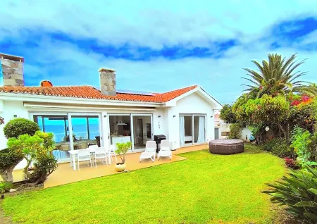 Super Comfortable Nature Villa in front of the SEA, with Jacuzzi and Sauna. Отели в г. Лос-Реалехос