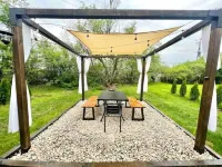 Cozy 2BR Mid-Century Townhouse w/Parking Near Downtown Ann Arbor & The Big House - Apartments