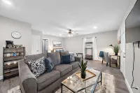 Private Backyard and Covered Patio - Cozy Charming Retreat Отели рядом с достопримечательностью «Шоппинг-центр Уиллоукрик»
