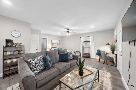 Private Backyard and Covered Patio - Cozy Charming Retreat Отели рядом с достопримечательностью «Baytown Wetlands Center»