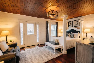 Romantic Golden Valley Cottage | View of Amish Countryside + Walk to Amish Eats Hotels near Amish Country