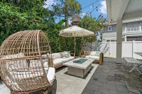 Smart TVs, Wifi, Fire Pit, and Games - Stylish Coastal Retreat