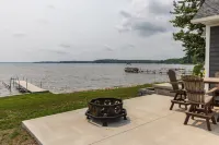 Rare Find|Lakefront Cabin w/ TWO Master Suites Hotels in Portage Township