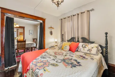 Charming Getaway with Spacious Backyard - Cozy and Inviting Escape