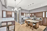 Stylish Space Near Historic Sites - Charming Rustic Retreat