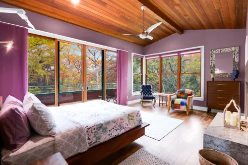 Picturesque Creekside Oasis and Elegant Design - Charming Hill Country Retreat