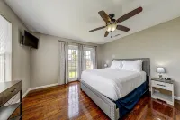 Ideally located dog-friendly home near the beach & town with gas grill & WiFi Hotels in Rockport