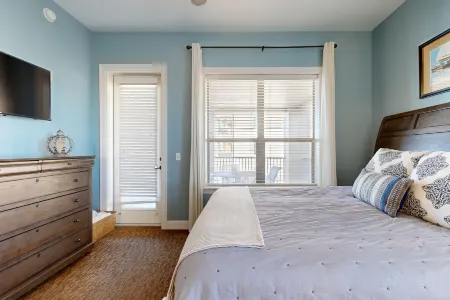 Hill country corner condo at The Waters - central AC, lake views & washer/dryer