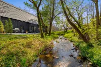 Private Pond and Epic Living Space - Cozy Charming Escape Hotels in Bella Vista