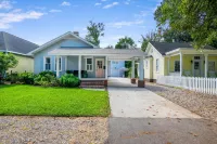 Cozy Fire Pit, Sunlit Workspace and Ample Parking - Stylish Retreat Hôtels à : North Charleston