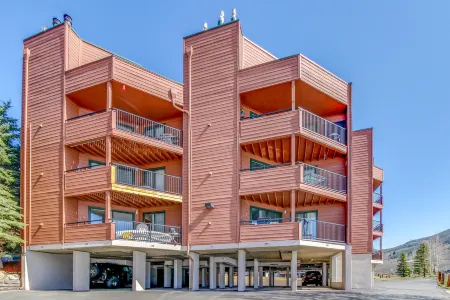 Lakefront Condo with Mountain Views & Shared Hot Tub - Walk to Town & Ski Access