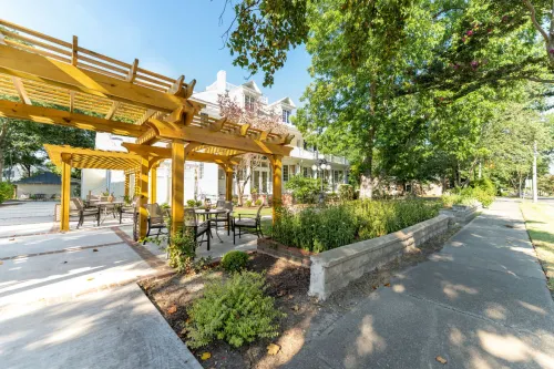 Charming Historic Inn with Ensuite and Smart Television - Delightful Escape