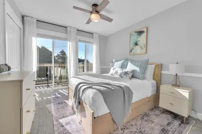 14th & Sunset - Walk to Beach! Hotels near Regatta Park