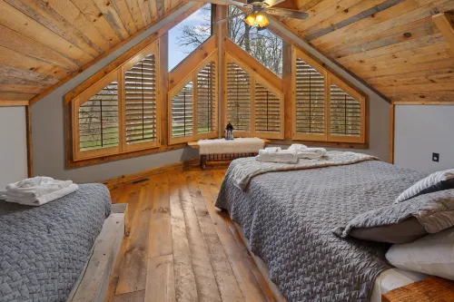 Tranquil Getaway and Stunning Craftsmanship - Serene Cabin Retreat Hotel di Cherry Log