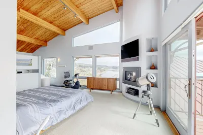 Luxury oceanfront home with 270-degree views, hot tub & 2 fireplaces