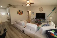 Heated Pool and Game Room - Charming Family Retreat فنادق في Crystal Beach