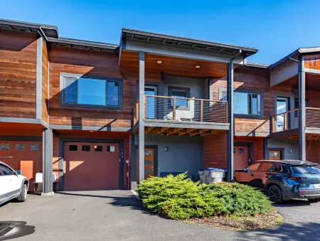 Gourmet Kitchen and Stylish Living Space - Charming Townhouse Retreat