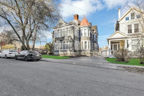 Cool and Modern 3rd Floor 2-Bedroom Walk-up