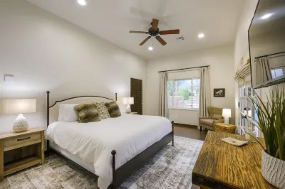 Catalina Foothills oasis on 2.1 acres with private pool & putting green