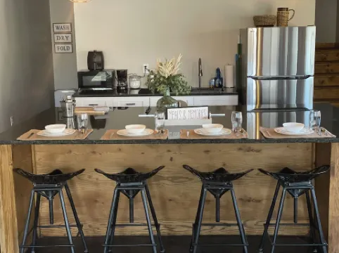 Nash’s cabin in Leitchfield that is Pet Friendly, WIFI, w/ Creek.