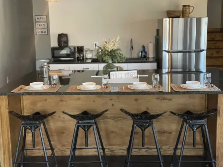 Nash’s cabin in Leitchfield that is Pet Friendly, WIFI, w/ Creek.