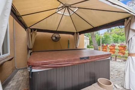 Spacious pet friendly home offers everything you need for a relaxing stay. Отели рядом с достопримечательностью «Уики Уэши Спринг»