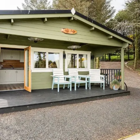 Private luxury log cabin with hot tub and stunning views!