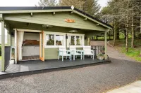 Private luxury log cabin with hot tub and stunning views!