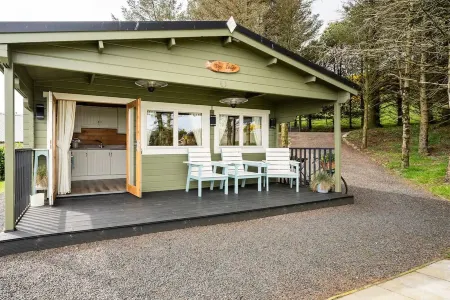 Private luxury log cabin with hot tub and stunning views!