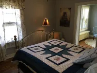 3 Blocks from the Mississippi River in the Park-To-Park Historic District. Hotels in Fort Madison